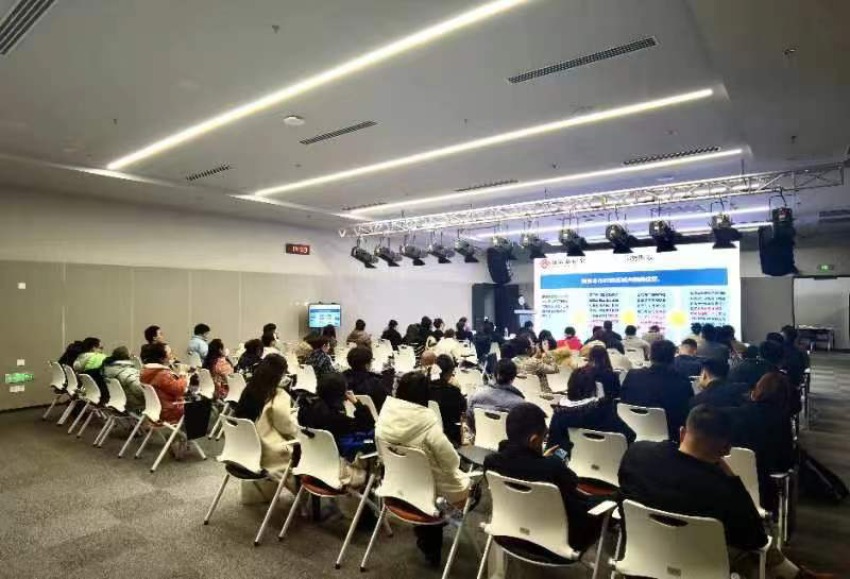 人才安居宣讲会现场。荷花池国际商贸城供图