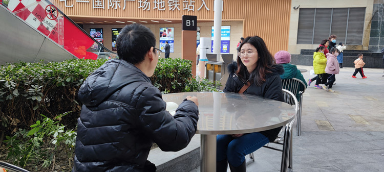 謝敏講述自己的經歷。受訪者供圖