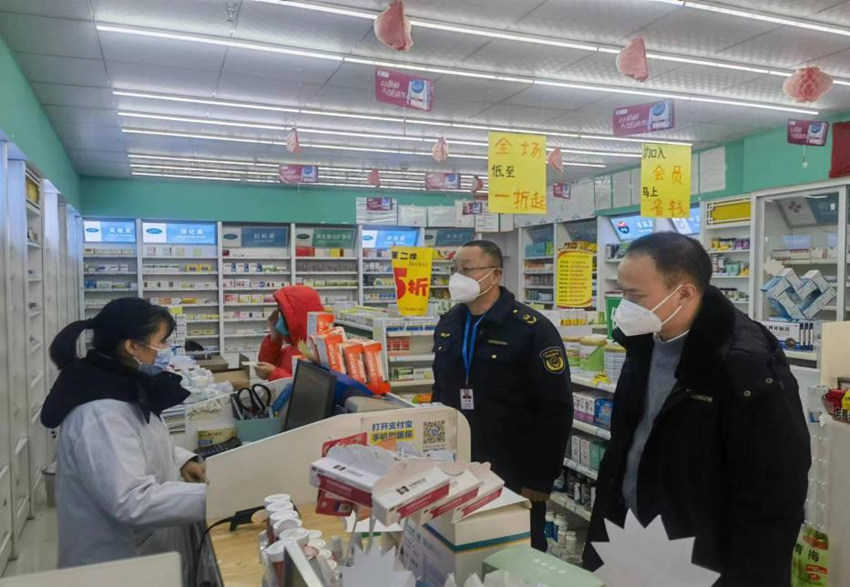 检查药店。成都高新区市场监管局供图