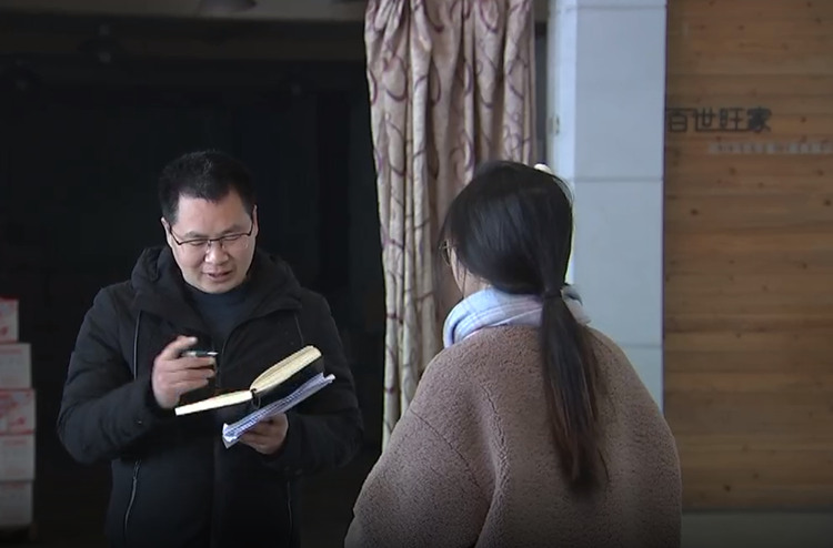 德阳高新区企业服务中心到企业了解企业发展需求。广汉市融媒体中心供图