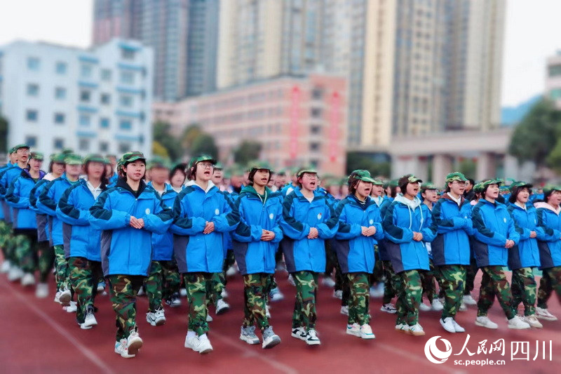 萬源市第三中學軍訓掠影。張步伐攝
