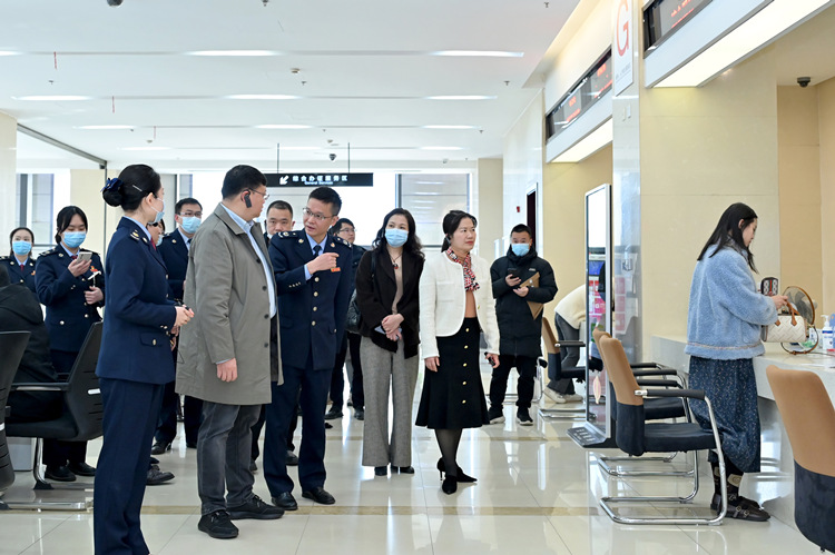 参观四川天府新区税务局办税服务厅。四川天府新区税务局供图