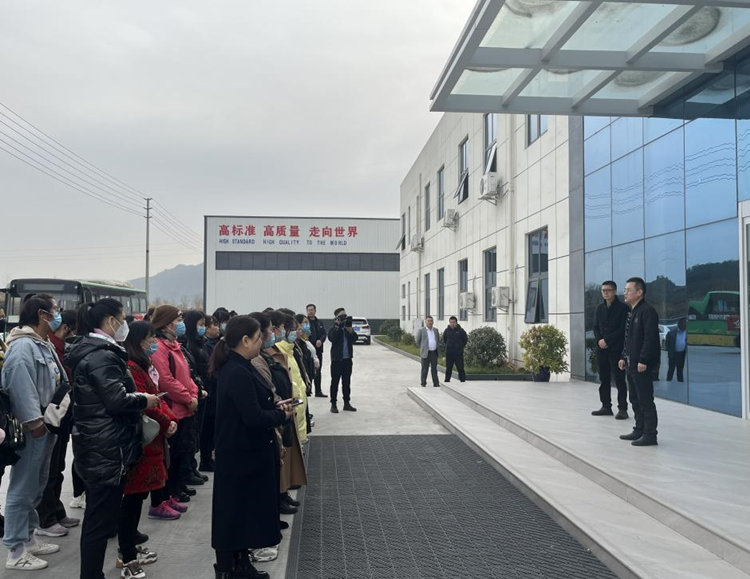 企业负责人向求职者介绍相关情况。剑阁县融媒体中心供图