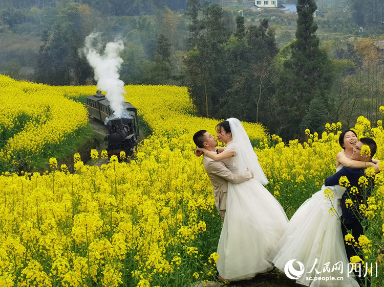 新人以小火车为背景拍婚纱照。人民网 王波摄