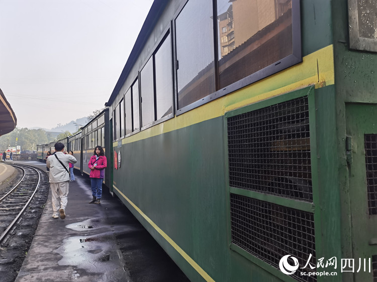 准备出发的小火车。人民网 王波摄