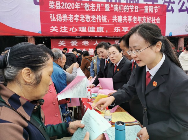 重阳节关爱老人宣传活动。徐振宇供图