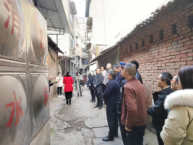 對微型消防站進行走訪調研。金水街社區供圖