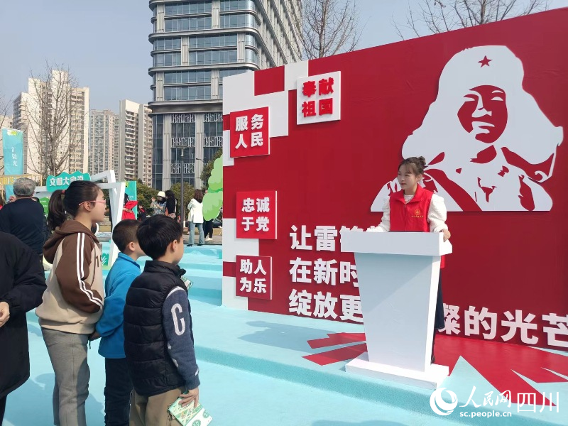 志願者在“微課堂”上講述文明小知識，傳播溫江城市文明新風尚。吳舒婷攝