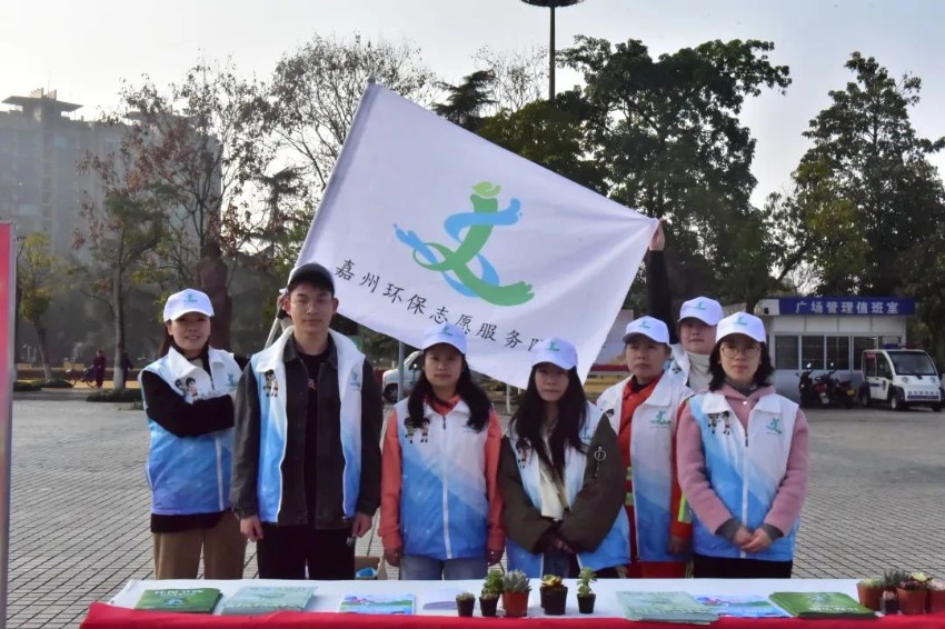 图为嘉州环保志愿服务队。乐山市生态环境局供图