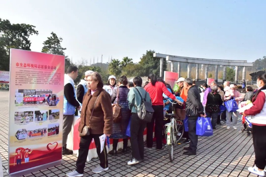 图为志愿服务活动现场。乐山市生态环境局供图