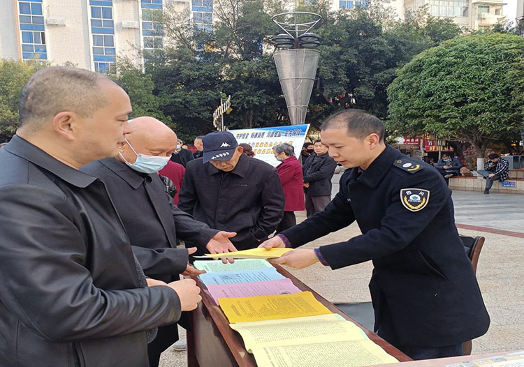 向群众发放“扫黄打非”等宣传资料。苍溪县融媒体中心供图