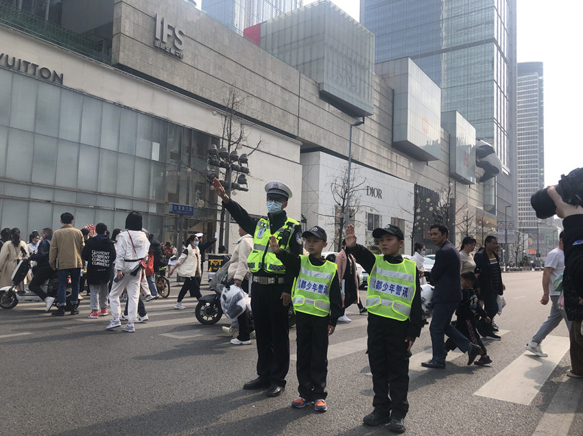 孩子们正在跟交警叔叔学习指挥交通手势用语。成都市交警三分局供图