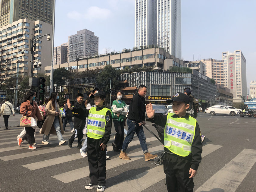 正在沉浸式体验交警职业的孩子们。成都市交警三分局供图