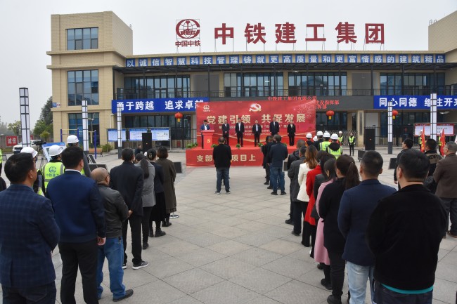 授旗仪式现场。丁文君供图