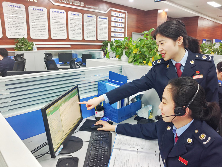 工作中的女稅務干部。成都市稅務局供圖