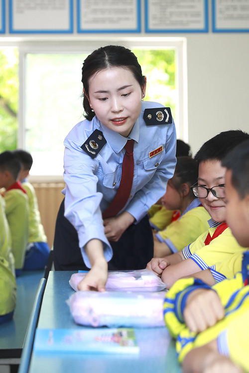 女稅務干部看望留守兒童。成都市稅務局供圖