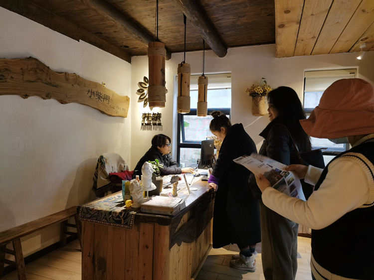 旅游市場復蘇，市民游客排隊辦理手續。四川省稅務局供圖