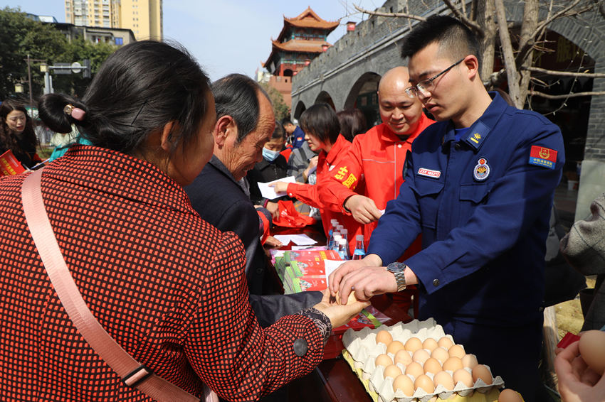群众积极参与消防安全知识答题。遂宁市消防救援支队供图