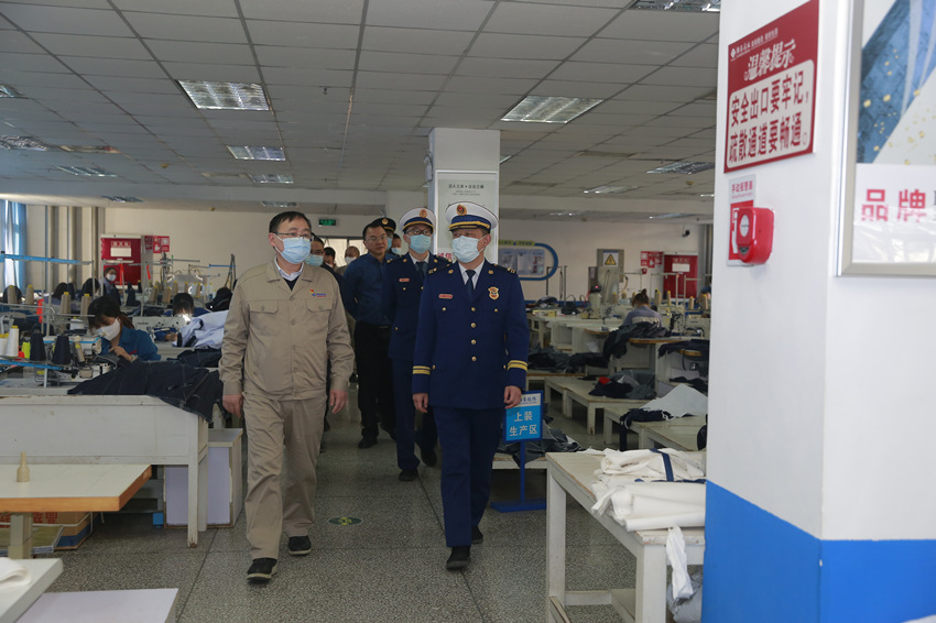 消防部门联合商务、市监等部门开展联合检查工作。攀枝花市消防救援支队供图