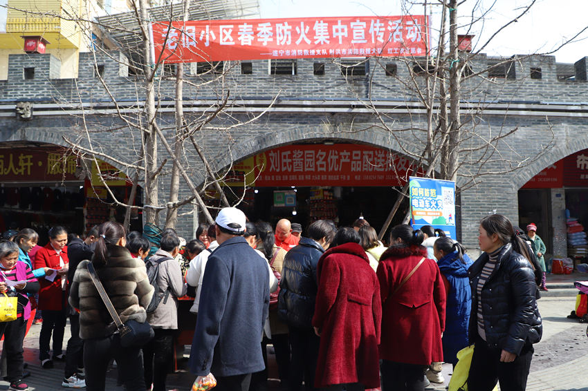 消防部门在农贸市场摆摊设点宣传消防安全知识。遂宁市消防救援支队供图