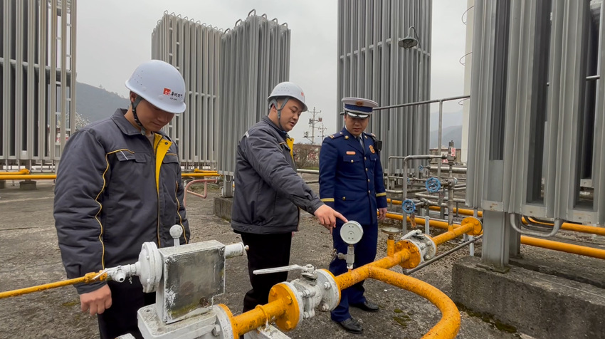 消防监督员走进大型储气站，指导做好消防安全工作。达州市消防救援支队供图
