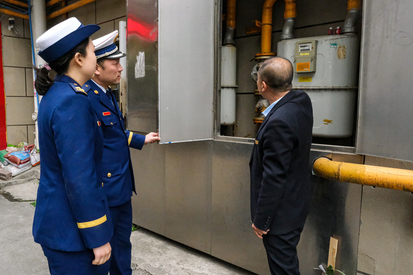 消防监督员走进酒楼餐厅指导做好燃气消防安全隐患排查工作。绵阳市消防救援支队供图