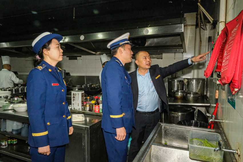 消防监督员走进酒楼餐厅指导做好燃气消防安全隐患排查工作。绵阳市消防救援支队供图