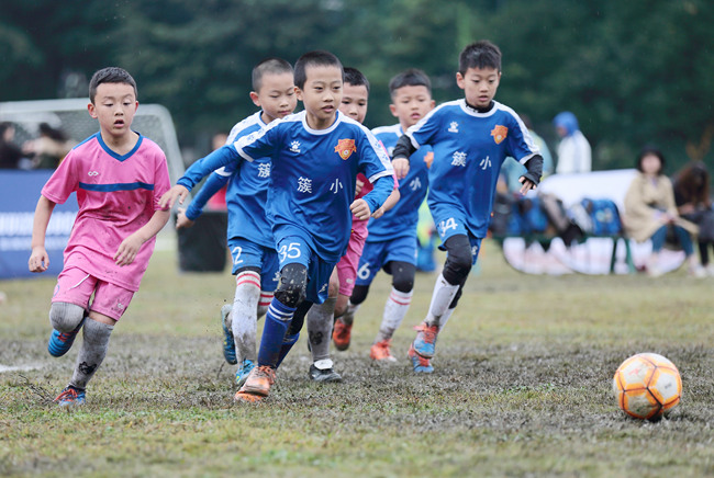 成都市簇桥小学校进行足球比赛。学校供图