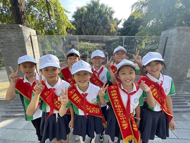成都市龙江路小学红领巾志愿者。学校供图