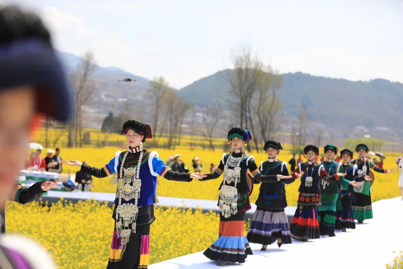 越西油菜花节活动现场。越西文广旅游局供图