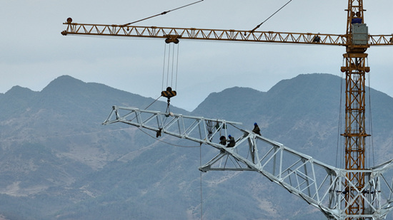 2023年3月12日，国网四川电力第一高电力铁塔正在进行最后的吊装作业。国网四川电力供图