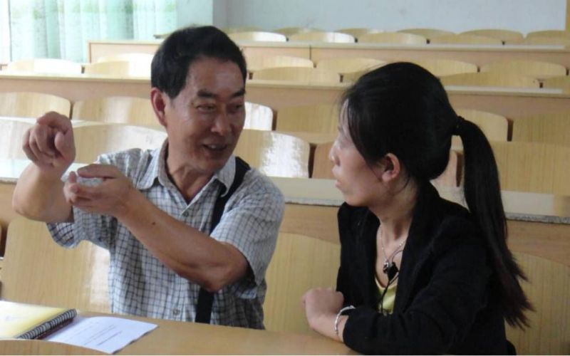 吴立寿与当地老师交流。受访者供图