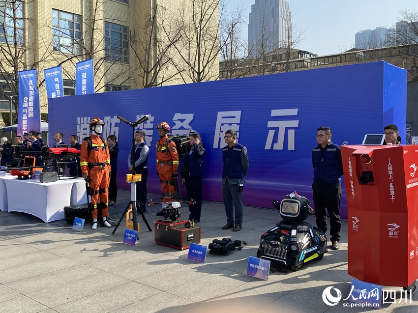 消防裝備展示。人民網 王凡攝