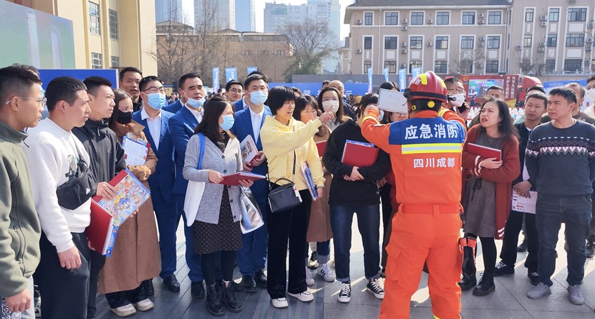消防員現場講解相關知識。四川省消防救援總隊供圖
