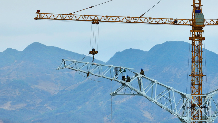 国网四川电力第一高电力铁塔正在进行最后的吊装作业。国网四川电力供图