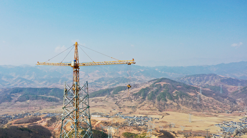 國網四川電力工人正在第一高電力鐵塔進行最后階段組立施工。國網四川電力供圖 