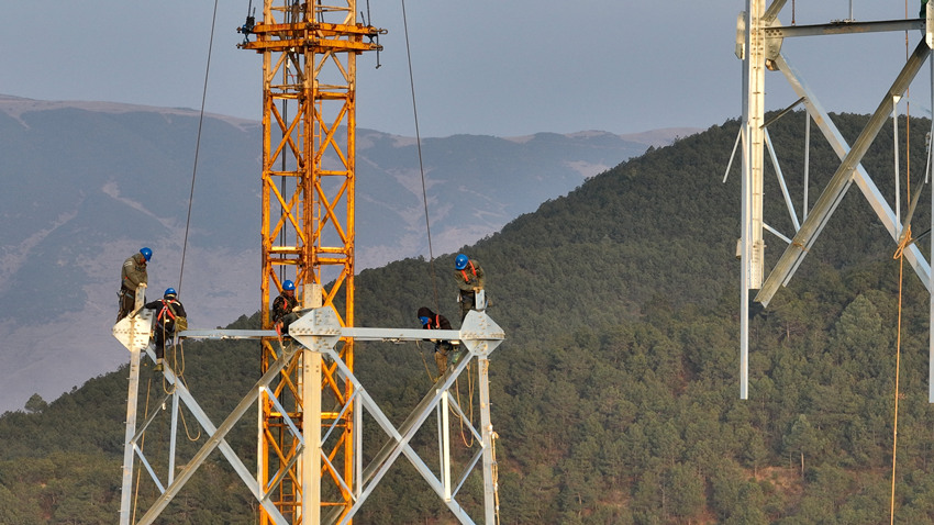 国网四川电力铁塔工人正在进行最后阶段组立施工。国网四川电力供图