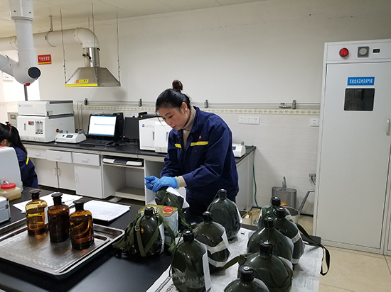 中国石油四川销售南充分公司职能部门技术人员正在实验室开展油品质量监。中国石油四川销售公司供图