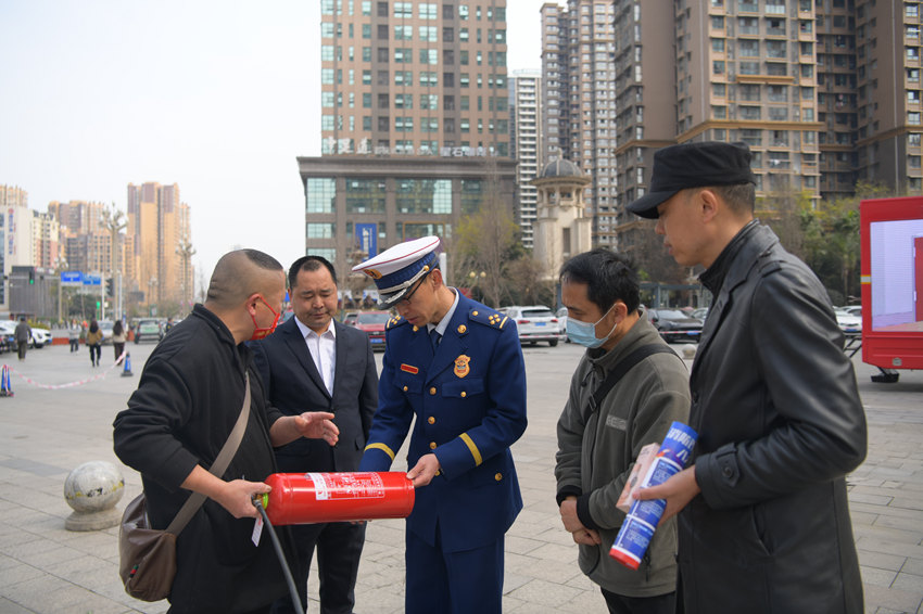 消防救援人員正在指導群眾辨別真偽滅火器。德陽市消防救援支隊供圖