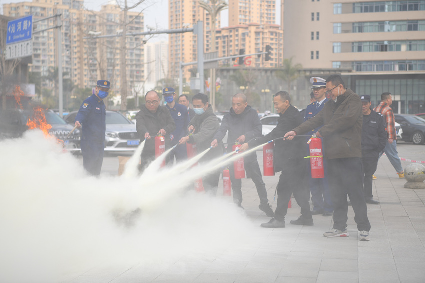 消防救援人員邀請部分群眾現場進行操作，掌握滅火器的正確使用方法。德陽市消防救援支隊供圖