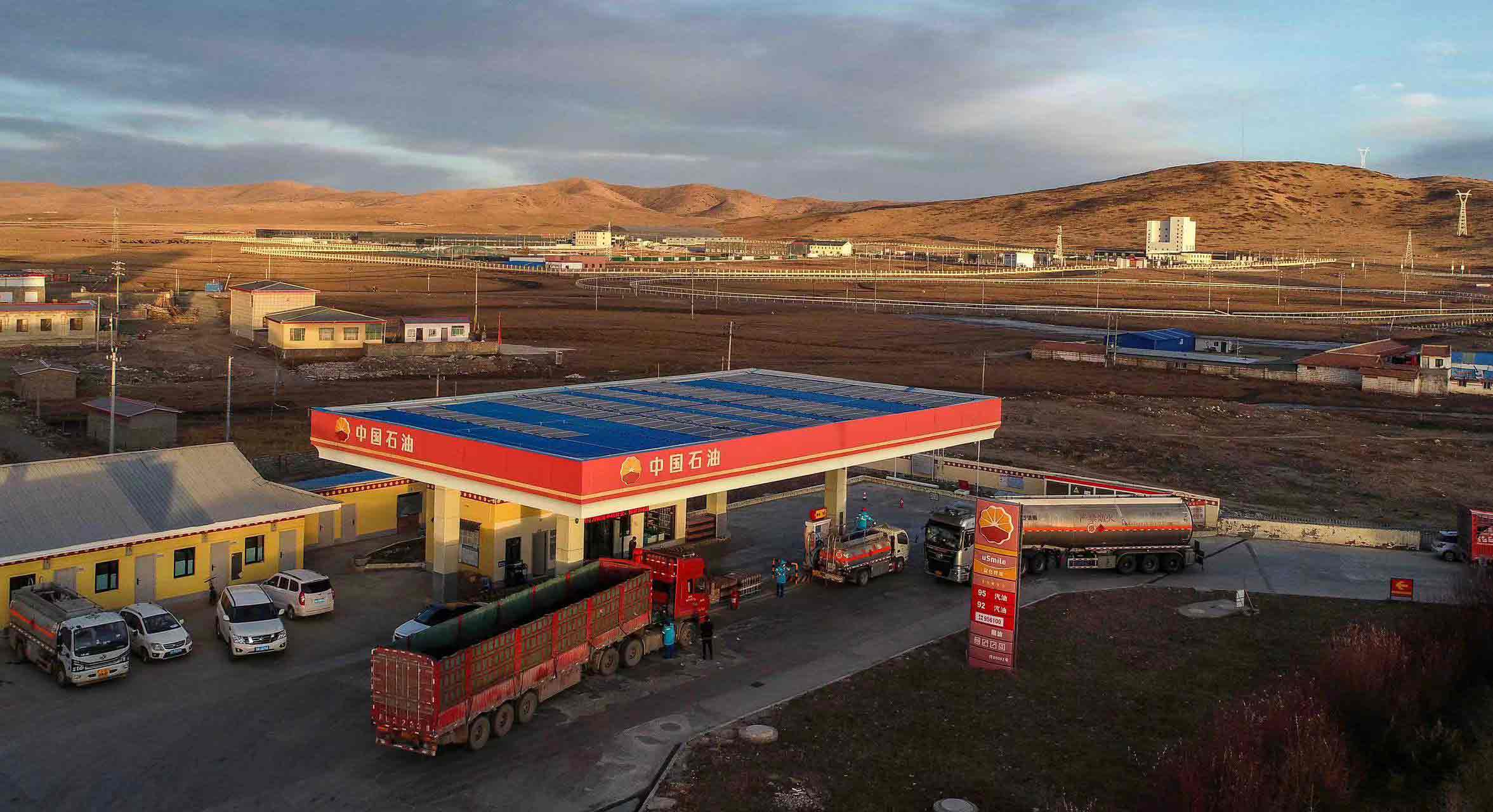 中国石油四川销售公司位于川西高原上的14座加油站光伏发电工程已全部投入运营。王小平供图