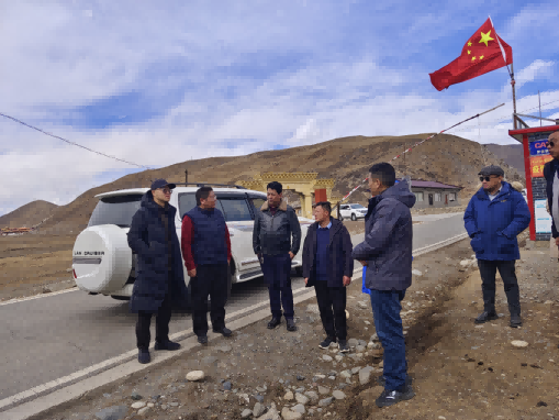 領隊張力帆（左一）帶隊實地調研援建項目推進情況。成都高新區（簡陽市）第六批對口支援工作隊供圖
