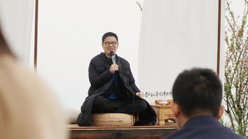 图为郦波正在讲学。主办方供图