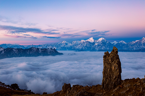 云海中的牛背山。四川能投供图