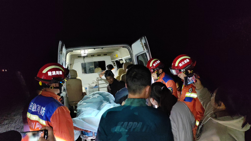 消防救援人員將受傷游客送上救護車，前往醫院接受治療。阿壩州消防救援支隊供圖