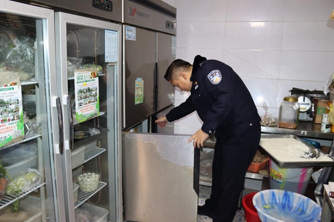 對城區餐飲行業進行涉毒大檢查。木裡縣委禁毒辦供圖