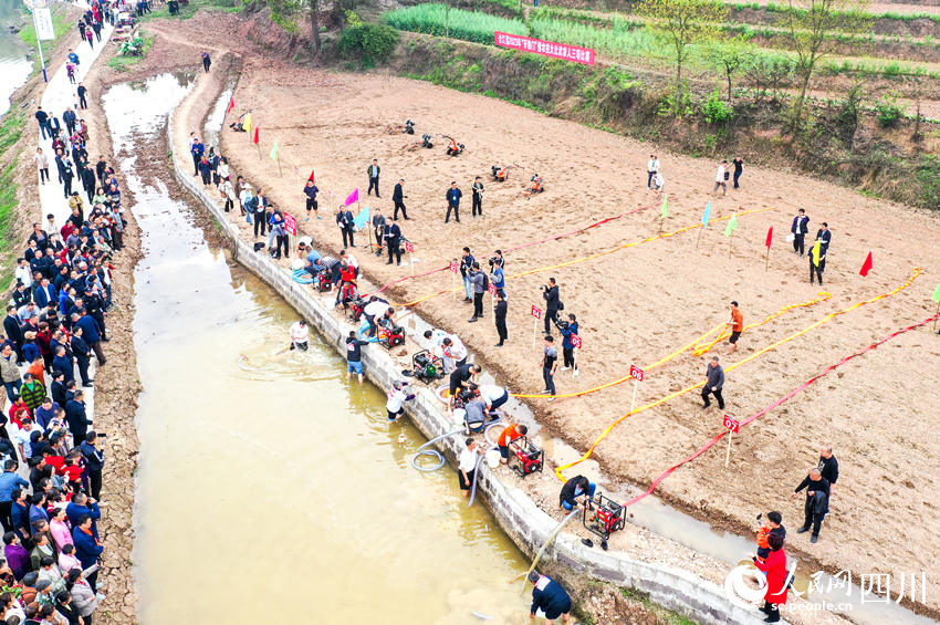 农人三项比赛之抽水设备使用。李贵平摄