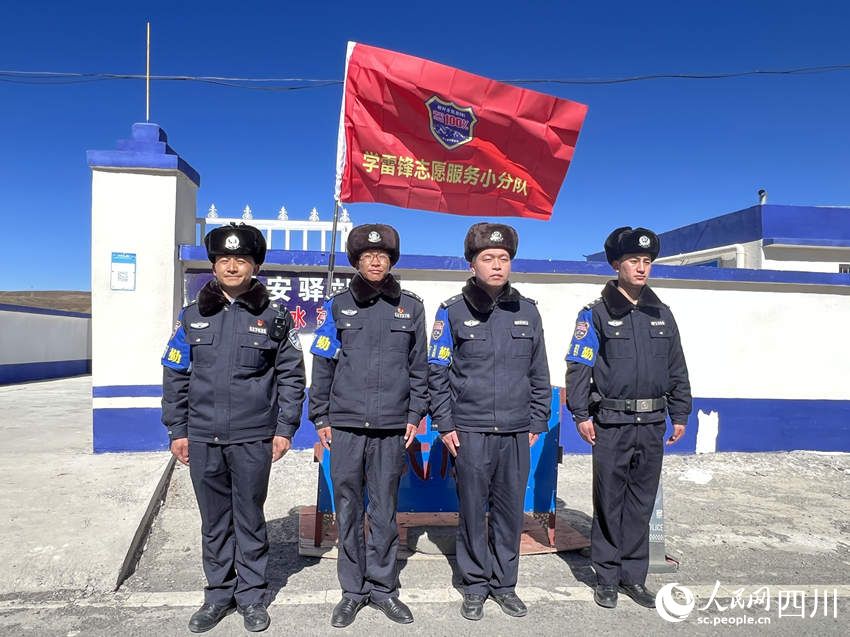 忠誠高地上的雷鋒警隊。侯杰攝
