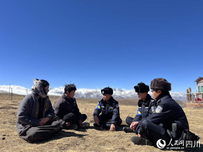 走訪當地牧民。侯杰攝
