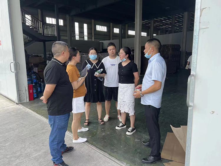 汉工业集中发展区企业服务中心工作人员走访企业。广汉市融媒体中心供图